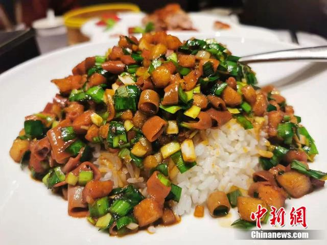 海肠捞饭几乎桌桌必点。吴丹凤 摄