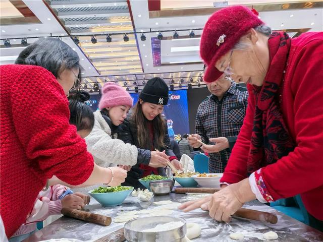 游客体验包饺子。毕力格 摄