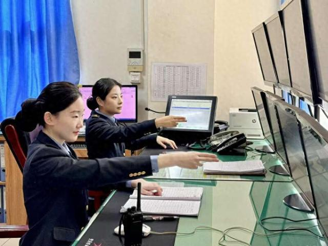 “姐妹花”在确认列车状态。中国铁路上海局团委供图