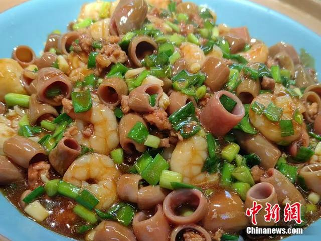 不少餐馆创新海肠捞饭，在其中加入虾仁等食材。受访者供图