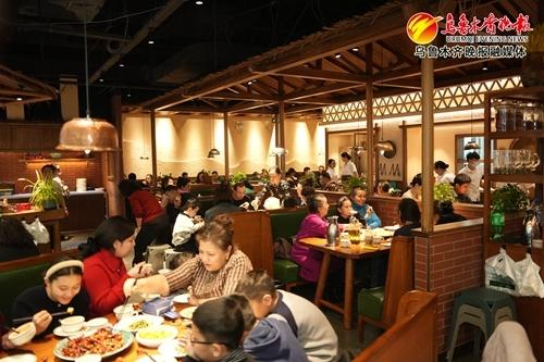 　　春节假期，天山万科广场的餐饮区客流如织。记者郭玲摄