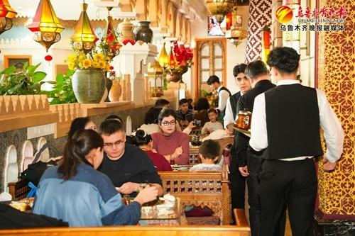 　　餐饮市场呈现一派火热景象，尤其是商圈里的餐饮门店更是“一桌难求”，“春节档”餐饮燃起浓浓烟火气。记者郭玲摄