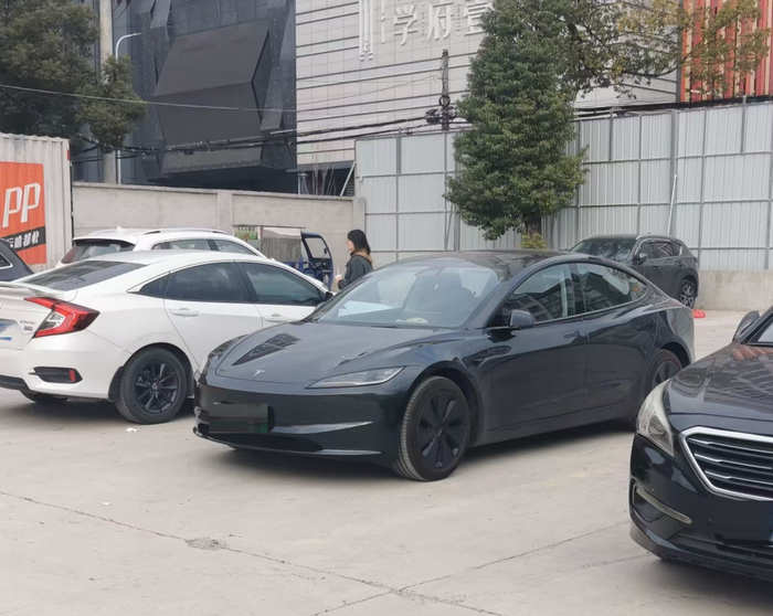 特斯拉Model3 吴典摄