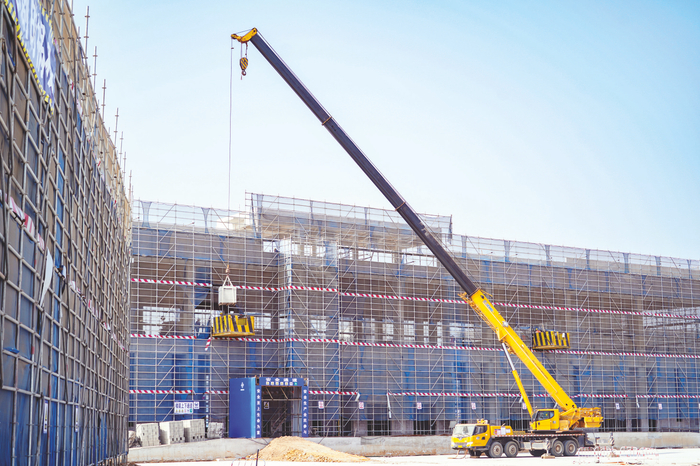     在南宁综合保税区二期项目施工现场，工人全力推进项目建设。    本报记者叶子榕 摄