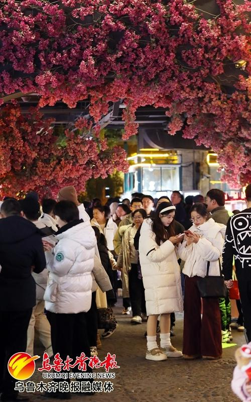 　　2月3日晚，i尚花田电影小镇里，前来观影的影迷等待观影，现场人气旺。记者王畅彤摄