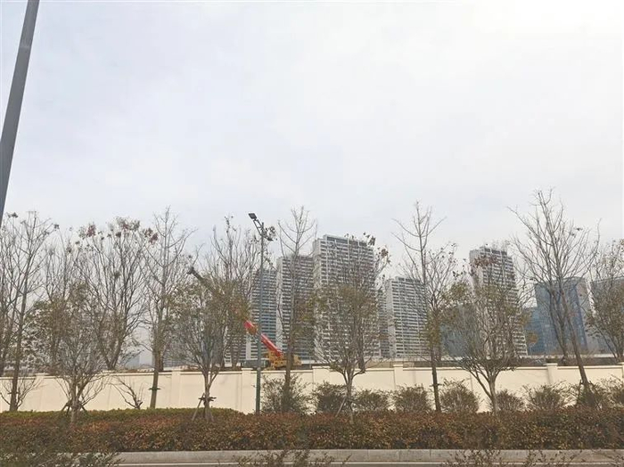 南京南站附近等待假期结束后开工的新楼盘 陈澄/摄