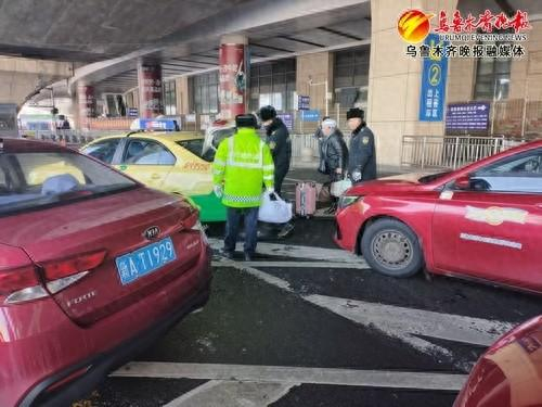 　　在乌鲁木齐站，乌鲁木齐市交通运输综合行政执法局经开区（头屯河区）分局执法人员正在帮助乘客有序坐车。记者梁淑芳摄