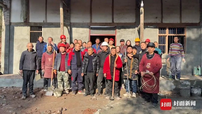 2月4日，乡亲们在韩兴海在即将完工的屋前合影。（受访者供图）