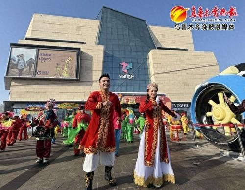 　　春节假期，天山万科广场的“发发新春游园会”、新春社火、非遗互动等系列体验活动，丰富了消费体验。记者郭玲摄