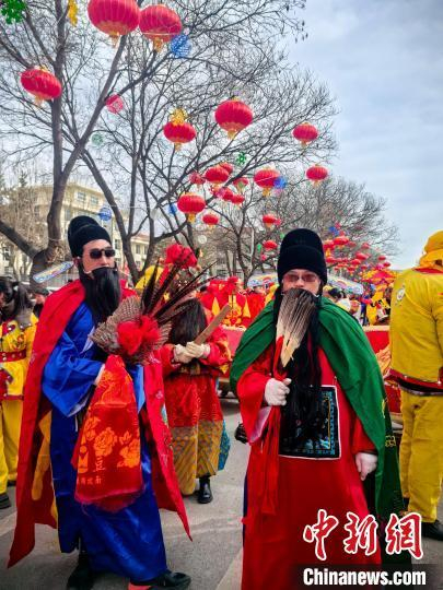 社火队伍中的春官送福表演。 杜亚楠 摄