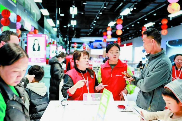 市民在商场选购电子产品。图源：云南日报