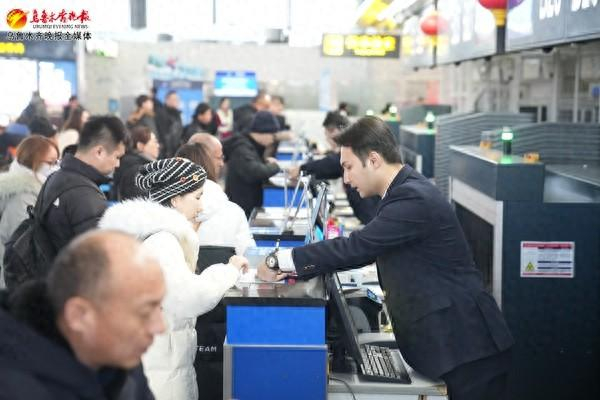 　　2月5日，乌鲁木齐国际机场T3航站楼内，南航工作人员为旅客办理值机手续。通讯员骆俊峰摄
