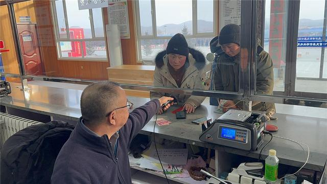 完成交易的客商排队缴纳手续费。杨玉婷 摄