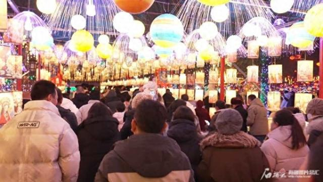 察布查尔锡伯自治县举行的活动吸引着众多游客。周森振摄