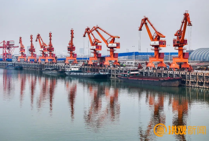 新春伊始，南昌姚湾综合码头货运繁忙。