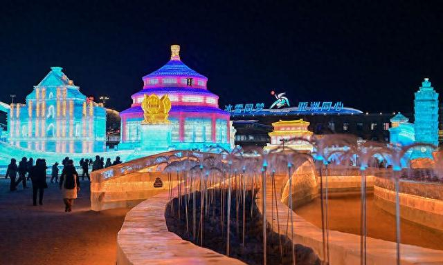 哈尔滨冰雪大世界夜景。视觉中国供图