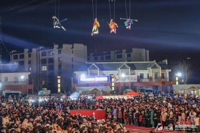 2月2日晚，2025“西游西海·穿越博湖”高空威亚特技飞天音乐节在博湖县举行。年磊摄