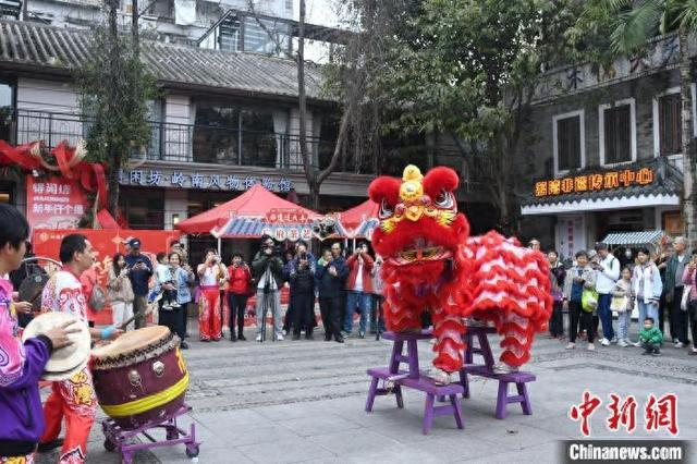 图为醒狮表演吸引民众观看。 陈楚红 摄