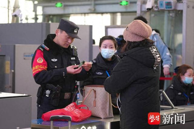 图为南京铁警在值勤中