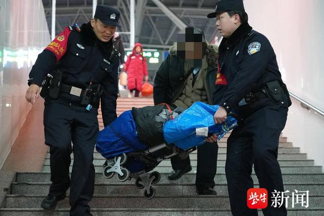 图为南京铁警帮助乘车旅客