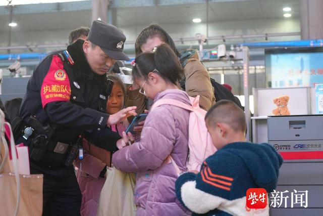 图为南京铁警在值勤中