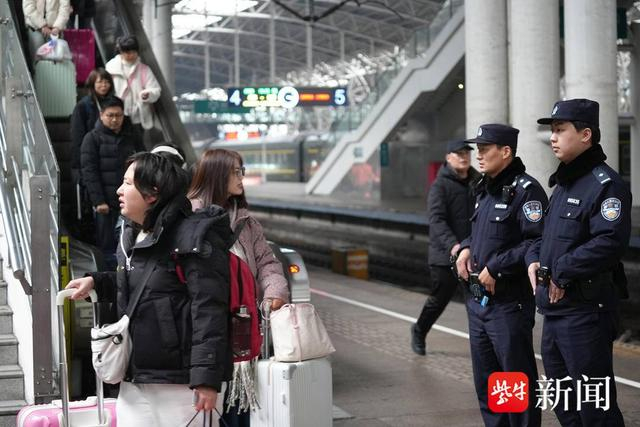 图为南京铁警在值勤中