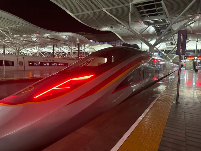 装上国产高铁轮轴产品的复兴号。受访者供图