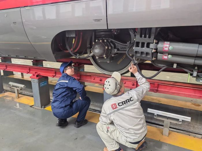 工作人员对高铁车轮进行检查。受访者供图