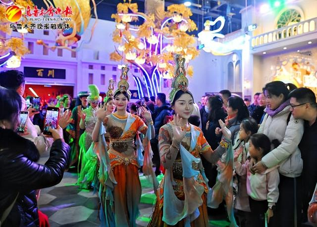 　　在水磨沟区天山明月城·丝路有戏，演员穿梭于人群中，不时地与游客互动。资料图片