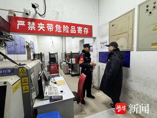 图为南京铁警在值勤中