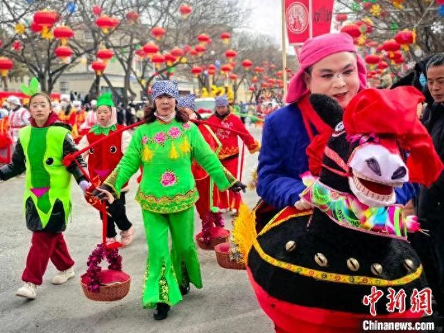 社火表演现场。 杜亚楠 摄