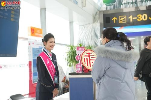 　　2月5日，南航工作人员为旅客解答问题。通讯员骆俊峰摄