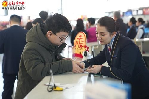 　　2月5日，南航工作人员为旅客解答问题。通讯员骆俊峰摄