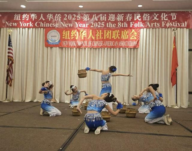 纽约华人社团联席会举办的华人华侨迎新春中国民俗文化节上，少年儿童表演节目。 采访对象供图