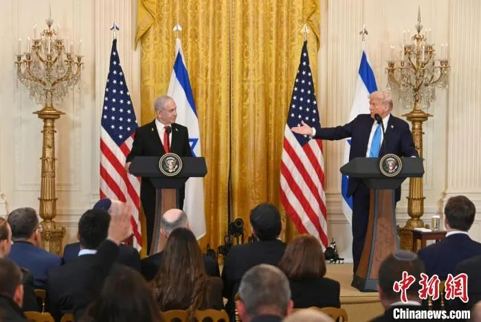 当地时间2月4日，美国总统特朗普与以色列总理内塔尼亚胡在白宫举行记者会。中新社记者 陈孟统 摄