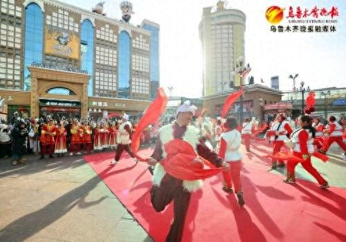 　　 春节假期，来自“腰鼓之乡”——陕西省延安市安塞区的安塞腰鼓亮相大巴扎步行街，为众人带来一场精彩绝伦的非遗盛宴。资料图片