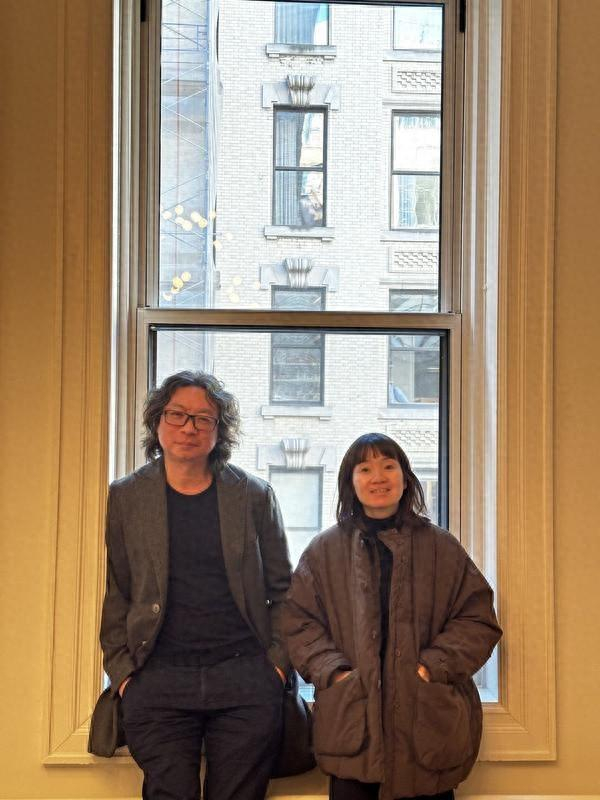 徐婵娟（右）与许知远（左）。受访者供图