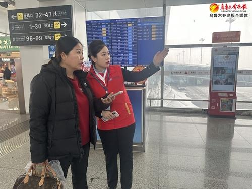　　2月5日，南航工作人员为旅客解答问题。通讯员骆俊峰摄