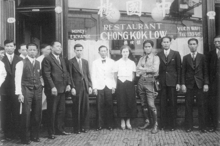 1937年，右起第八位是袁华，他是中国楼的老板。