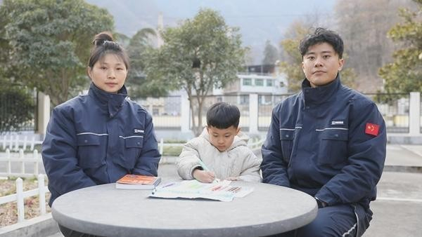 　　许婷婷（左）与张雪涛和孩子在工区过春节。通讯员 曹天祥/摄