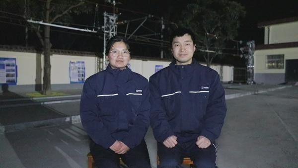 　　张叶子（左）与党江滨2025年春节值班合影。通讯员 曹天祥/摄