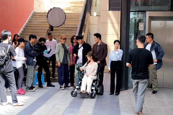 ▲剧组在成都影视城拍摄