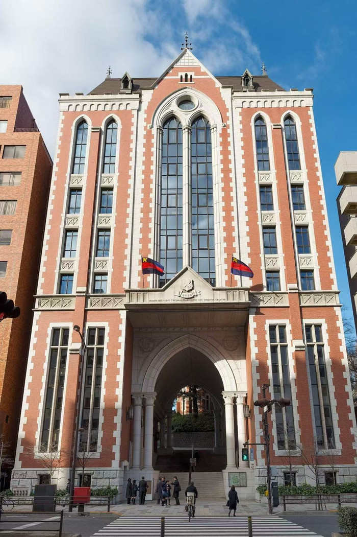 与老图书馆连接的三田校区东门