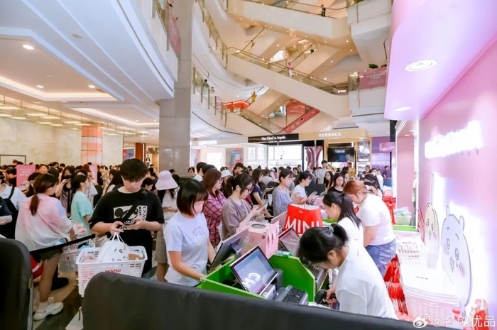 名创优品 X chiikawa快闪活动现场人头攒动