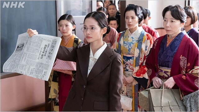 《如虎添翼》剧照，戴眼镜的崔香淑作为律师，在二战后为战争中受害的朝鲜民族向日本这一国家发起公诉