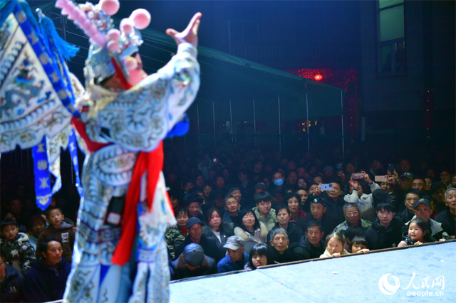 舞台上，演员倾力演出，观众看得认真。人民网记者 时雨摄