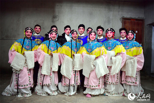 演出圆满结束后，部分年轻的演员开心合影。人民网记者 时雨摄