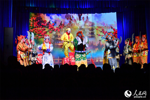 舞台上，演员们倾力演出。人民网记者 时雨摄
