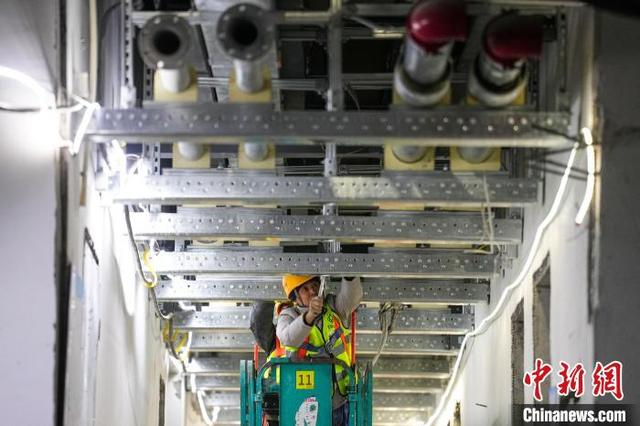 2月7日，工人在北京地铁17号线永安里站内进行施工。中新社记者 赵文宇 摄