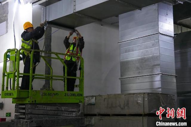 2月7日，工人在北京地铁17号线永安里站内进行施工。中新社记者 赵文宇 摄